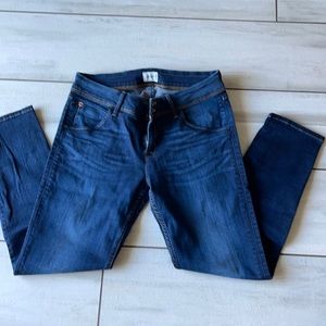 2 front buttons/zipper back pockets have buttons